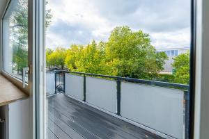 多特蒙德G & L Hotel Dortmund的以及享有树木景致的阳台。