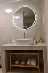 奈德里Villa Elia Perigiali Lefkada的一间带水槽和镜子的浴室