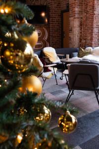 根特诺富特根特中心酒店的配有桌椅的房间的圣诞树