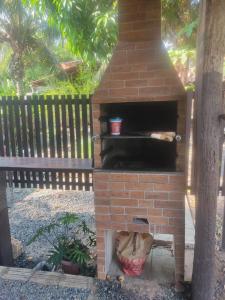 阿尔特杜尚Casa aconchegante em alter的砖炉里面放着比萨饼