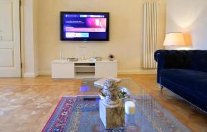 比萨LA CASA DI MONIC的客厅配有蓝色的沙发和电视