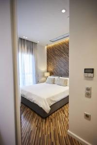 希俄斯A3_Aplotaria Architect's Apartment的一间卧室设有一张床和一个大窗户