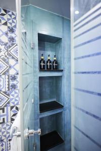 希俄斯A3_Aplotaria Architect's Apartment的浴室的架子上放有四瓶酒精