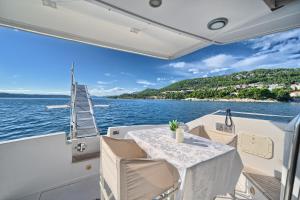斯普利特Luxury Yacht - Lex of the Seas的船上的桌子