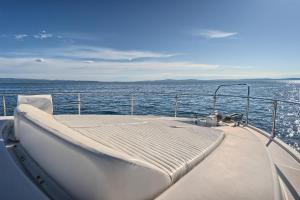 斯普利特Luxury Yacht - Lex of the Seas的水中船后部的一张床位