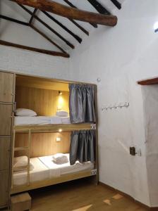 圣希尔Hostal Casablanca的一间客房内配有两张双层床的房间