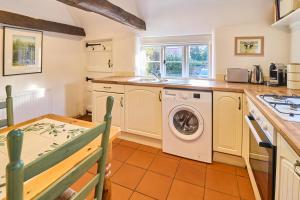 坎特伯雷Host & Stay - Bere Cottage的厨房配有洗衣机和烘干机