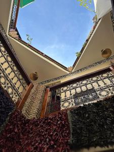 马拉喀什本萨利赫摩洛哥传统庭院住宅的享有带窗户的建筑景致
