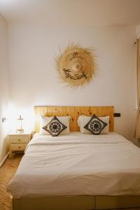 Tamraght Ou FellaDar Sultana Guesthouse Surf Morocco的一间卧室配有一张大床和两个枕头