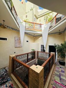 马拉喀什本萨利赫摩洛哥传统庭院住宅的客房设有带沙发和楼梯的阳台。