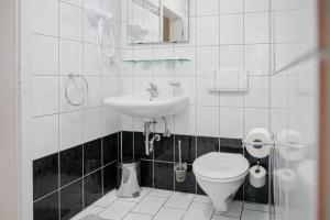 海德堡Hotel Leone d´Oro的白色的浴室设有卫生间和水槽。