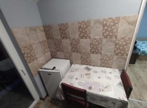 Toshevo Guests的小房间设有桌子和小冰箱