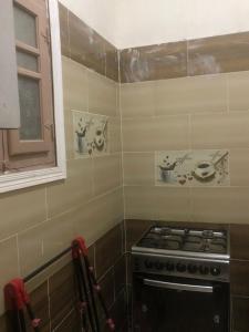 马特鲁港برنس的厨房配有炉灶和窗户。