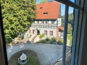 Kavaliershaus neben Schloss Rauenstein的从窗户可欣赏到一个大房子的景色