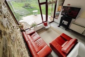 塞亚Quinta da Cerdeira的客厅配有沙发和桌子
