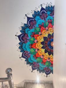 乌代浦3 Raahi的浴室墙上的曼陀罗壁画