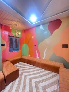 乌代浦3 Raahi的带沙发和多彩墙的客厅