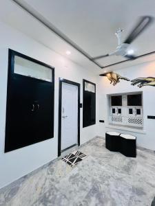 乌代浦3 Raahi的一间设有黑色门和瓷砖地板的客房