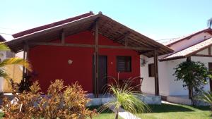 卡诺格布拉达奥托和卡林纳度假屋的红色和白色的房子,有红色的门