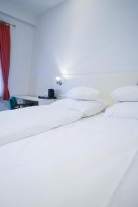 菲尔恩海姆AP Hotel Viernheim Mannheim am Kapellenberg的一间卧室配有两张白色的床和一张书桌