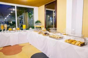 迈索隆吉翁Hotel Theoxenia的包括面包和糕点的自助餐