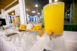 迈索隆吉翁Hotel Theoxenia的坐在桌子上一杯橙汁