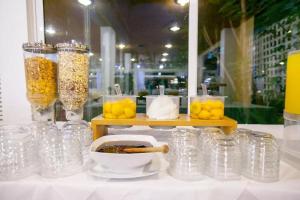 迈索隆吉翁Hotel Theoxenia的一组玻璃瓶,放在桌子上,放上柠檬