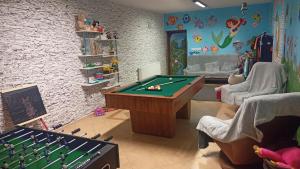 上鲁日巴希Privát Bene的客厅设有台球桌和游乐区。