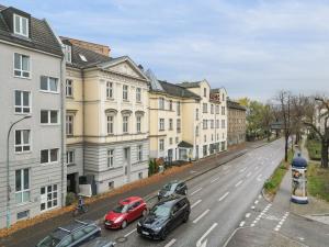 波茨坦Geräumiges Apartment mit Stadtblick in zentraler Lage Potsdams的一条城市街道上,街上有汽车停放