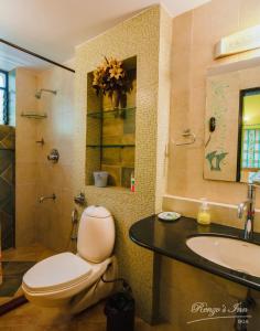 卡兰古特Renzo's Inn的一间带卫生间和水槽的浴室