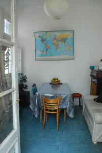 布宜诺斯艾利斯Lunfardo Boquense的客厅里的一张桌子,墙上挂着地图