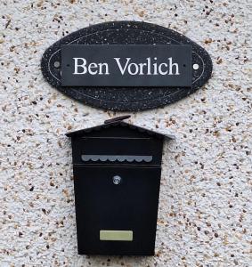 塔比特Ben Vorlich Cottage的墙上读着本恩沃根的标语