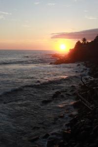 拉利伯塔德Acogedor con vista al mar的日落在海滩上与大海