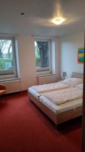 费马恩Lieselotte Strandklamotte 9242IX - Fehmarn的一间卧室设有两张床和两个窗户。