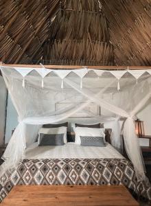 帕洛米诺Reserva Natural El Matuy的一间卧室配有一张带天蓬的白色床