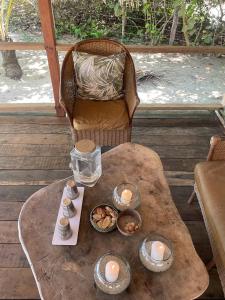 帕洛米诺Reserva Natural El Matuy的一张桌子,上面放着蜡烛和饼干,还有一把椅子