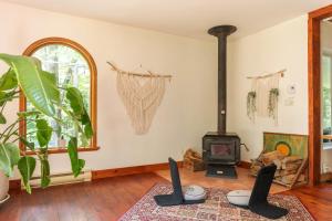 布罗姆湖Auberge Yoga Salamandre的客厅设有壁炉和炉灶。