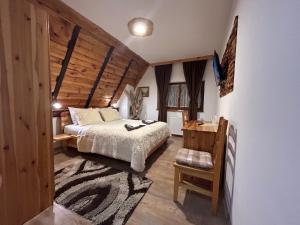 普利特维采湖普里特维采乡村小屋住宿加早餐旅馆的一间卧室设有一张床和木墙