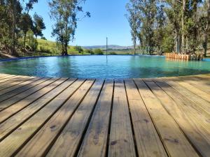 米纳斯Posada La Serena的一个带木甲板的水池