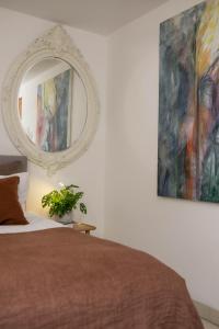 伦敦拉卡时瑞酒店的卧室配有一张床,墙上设有镜子
