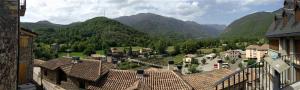 VilallerParada de Txambonet 2的享有以山为背景的村庄美景