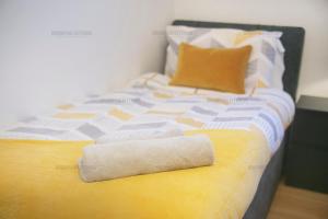 阿伯丁Riverside Drive Apartment - Grampian Lettings Ltd的床上铺着毛巾的床