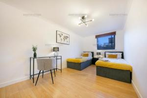 阿伯丁Riverside Drive Apartment - Grampian Lettings Ltd的一间卧室配有两张床和一张桌子