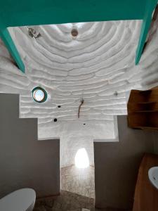 圣佩德罗·德·阿塔卡马DOMOS PUJLLAI San Pedro de Atacama的一间拥有白色天花板和卫生间的浴室