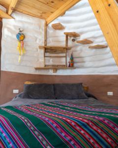 圣佩德罗·德·阿塔卡马DOMOS PUJLLAI San Pedro de Atacama的树屋的卧室,配有床