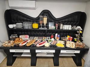 贝尔格莱德Olympic Apartments Wellness & Spa的一张桌子上有很多种不同的食物