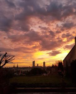 里昂Le Jardin Suspendu Vieux-Lyon - Option Garage的夕阳与城市背景