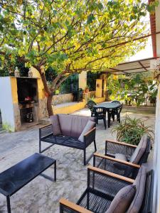 埃尔瓦斯Quinta da Ponte das Hortas 3的一个带沙发和桌子的庭院和一棵树