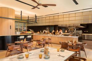 埃斯托利尔EVOLUTION Cascais-Estoril Hotel的一间带木桌椅的餐厅和一间厨房
