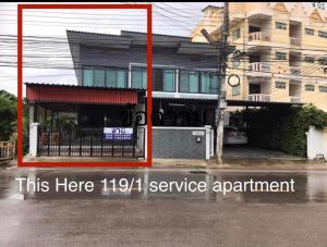 南邦Service Apartment ใจกลางเมืองใกล้แหล่งท่องเที่ยว119ทับ1ถนนปงสนุก的大楼前有门的建筑物